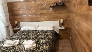 una camera da letto con un letto con due asciugamani bianchi di Casa Gemelli a Roma