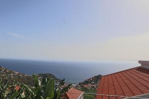 una vista dell'oceano da una casa di Fifty's House 2 By Sam Houses a Ribeira Brava