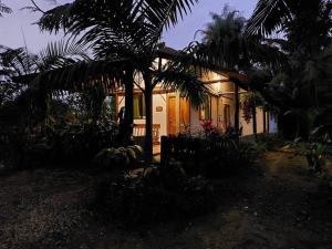 a house with a palm tree in front of it at Casa SAMI Acepto Mascota in Ayampe