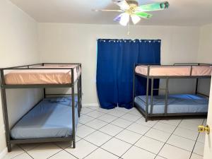 מיטה או מיטות קומותיים בחדר ב-Hospedaje North Miami