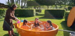 a woman and three girls in a hot tub at EvaMaria in Varsenare +49 photos