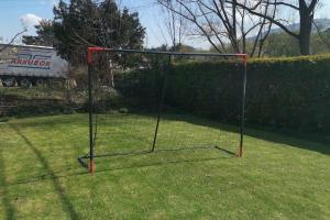 a net on the grass in a yard at Apartamento 3 habitaciones en casa, amplio jardín in Liaño +10 photos