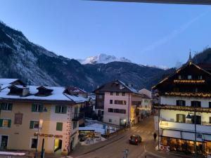 a view of a town with mountains in the background at Pragma Apartments - Appartamento Arcade in Predazzo