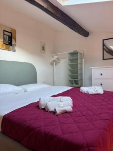um quarto com uma cama grande e um cobertor roxo em Vicolo Piazza Libertà-Centro em Florença