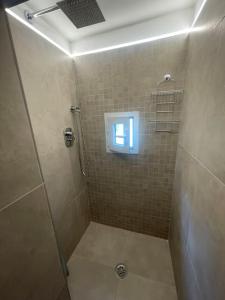 uma casa de banho com um chuveiro e uma janela em Vicolo Piazza Libertà-Centro em Florença