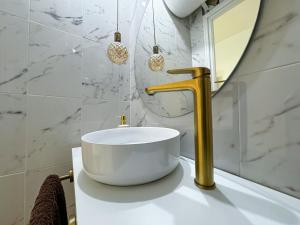 Baño blanco con lavabo y grifo de oro en Casa ”Playa”, en Santa Pola 28 fotos más