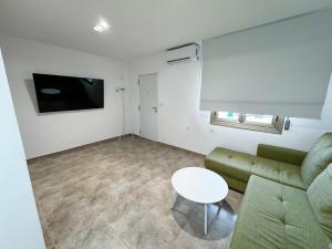 ein Wohnzimmer mit einem Sofa und einem Tisch in der Unterkunft Casa ”Playa” in Santa Pola