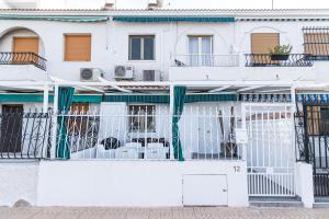 un edificio blanco con balcones en un lateral en Casa ”Playa”, en Santa Pola