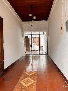 um quarto vazio com piso em azulejo e janelas em Hotel Letona em Guatemala