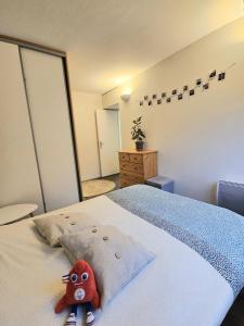 Een bed of bedden in een kamer bij Beautiful & cosy apartment - La Défense