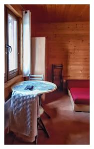 a room with a table and chairs in a cabin at Dom Gościnny Agata in Mielenko