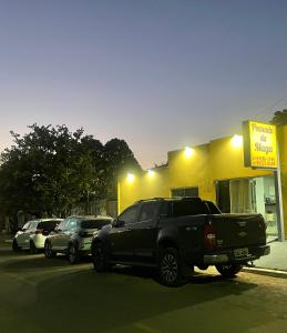 a black truck parked in front of a store at POUSADA DA MAGA in Chapada dos Guimarães