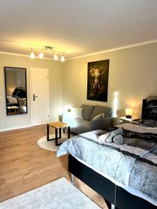 - une chambre avec un lit et un canapé dans l'établissement Studio an der Elbe mit Balkon, Küche und Netflix, à Dresde