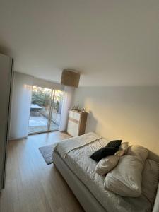 een slaapkamer met een bed en een glazen schuifdeur bij Hennu B&B in Zürich