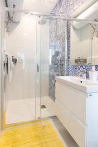 bagno con doccia e lavandino di Chic 1BR Retreat in St Julian's a San Giuliano