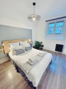 1 dormitorio con 1 cama blanca grande en una habitación en T2 Frizac - Jardin des plantes - Metro - Wifi en Toulouse