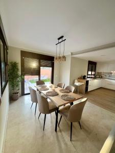 a dining room and kitchen with a table and chairs at Villa Saona Golf in San Miguel de Abona
