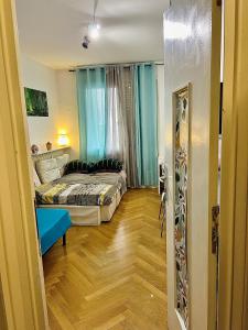 um quarto com uma cama e cortinas azuis em Saxe Cosy Garibaldi em Lyon
