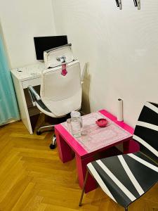 um quarto com uma secretária e uma mesa com uma cadeira em Saxe Cosy Garibaldi em Lyon