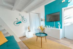 uma sala de estar com uma parede em tons de azul em Babuino Mini Loft em Roma