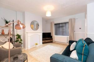 sala de estar con sofá azul y mesa en Carrick House, en Hartlepool
