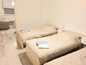 Habitación con 3 camas y toallas. en Ferienwohnung Kleopatra Messe Maschsee, en Hannover