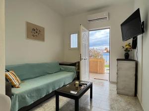 Televízia a/alebo spoločenská miestnosť v ubytovaní PebBle Apartments