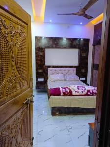 a bedroom with two beds in a room at Adbhut Nivas (Home Stay) in Bhopal