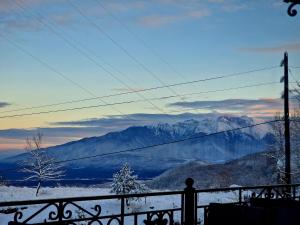 エラトホリにあるNikelliのバルコニーから雪山の景色を望めます。