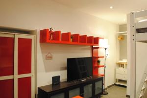Habitación con litera, TV y estante. en Appartamento Arco della Pace, en Milán