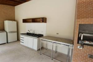 Köök või kööginurk majutusasutuses Casa de Praia Barra Seca Pé na Areia +7 fotot