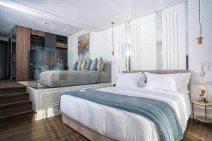 Postel nebo postele na pokoji v ubytování Petit Palace Suites Hotel