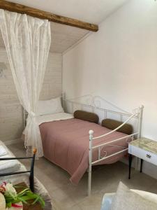 1 dormitorio con 1 cama con dosel en DIMORA MAJELLA, en Chieti