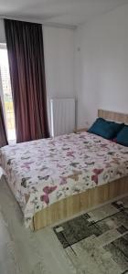 een slaapkamer met een bed met een deken met dieren erop bij Titan 4 Residance in Boekarest
