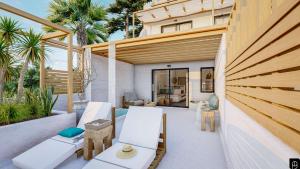 En un edificio hay un patio con mesas y sillas blancas. en SPONGIA HOTEL AND SUITES en Mirtéai
