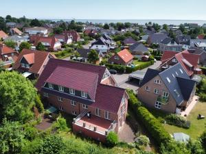 una vista aérea de un barrio residencial con casas en Whg 1 Charmante Ferienwohnung in Scharbeutz -Ihr perfektes Zuhause am Meer, en Scharbeutz