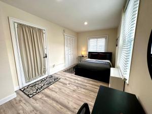 a bedroom with a bed and a table in a room at 3-A Diamond in Yonkers, NY in Yonkers