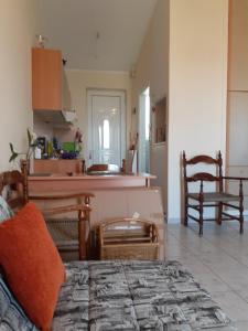 un soggiorno con tavolo e cucina di a comfortable studio near the University a Patra