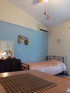 una camera con due letti e una tastiera su un tavolo di a comfortable studio near the University a Patra