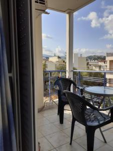 balcone con 2 sedie e tavolo con vista di a comfortable studio near the University a Patra Altre 20 foto