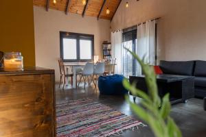 a living room with a couch and a table at Evaggelia's Apartments 4 Σπίτι στο λιβάδι 