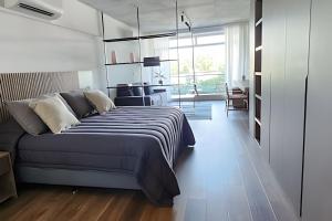 una camera con letto e un soggiorno di Luxury and Modern Aptartment en Distrito Quartier a Buenos Aires