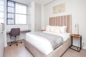 Llit o llits en una habitació de Urban Oasis Apartments at The Median