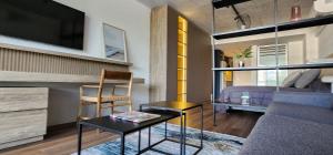 una camera con divano, tavolo e letto di Luxury and Modern Aptartment en Distrito Quartier a Buenos Aires