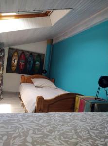 sypialnia z łóżkiem z deskami surfingowymi na ścianie w obiekcie Villa Patio Capbreton w mieście Capbreton