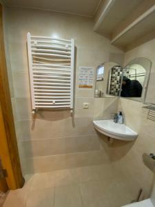 uma casa de banho com um lavatório e um espelho em Nagi House em Zugdidi