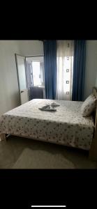 1 dormitorio con cama, espejo y ventana en Berat2024, en Berat