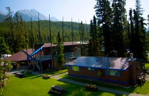eine Luftansicht eines Hauses im Wald in der Unterkunft Sunwapta Falls Rocky Mountain Lodge in Jasper