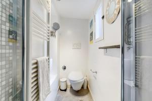 y baño blanco con aseo y ducha. en Trevi Art Suite en Roma