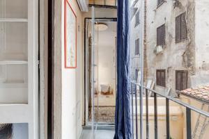 a room with a balcony with a view of a toilet at Trevi Art Suite in Rome